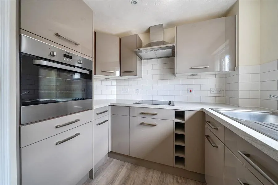 Avonbank Lodge, Newbury, RG14, photo 6