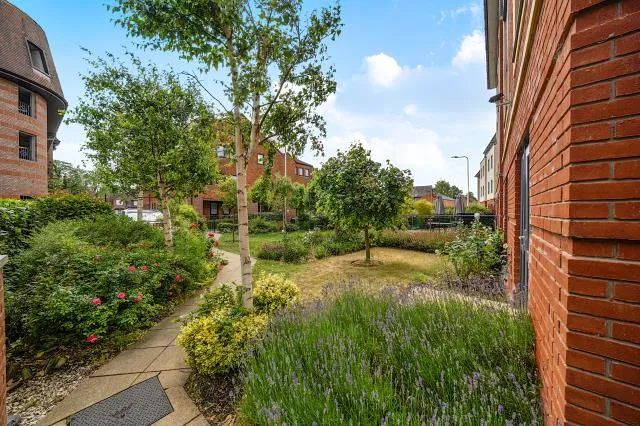 Avonbank Lodge, Newbury, RG14, photo 21