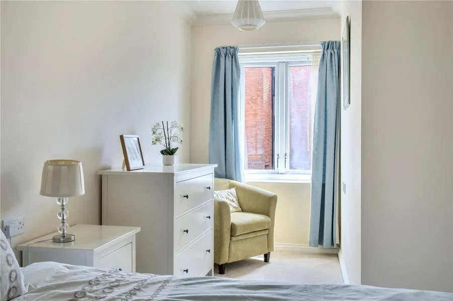 Avonbank Lodge, Newbury, RG14, photo 8