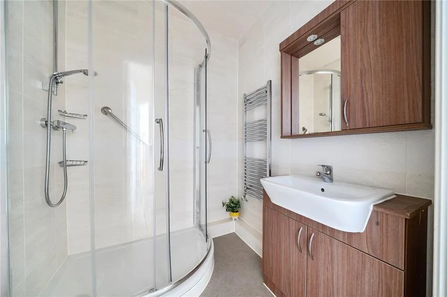 Avonbank Lodge, Newbury, RG14, photo 13