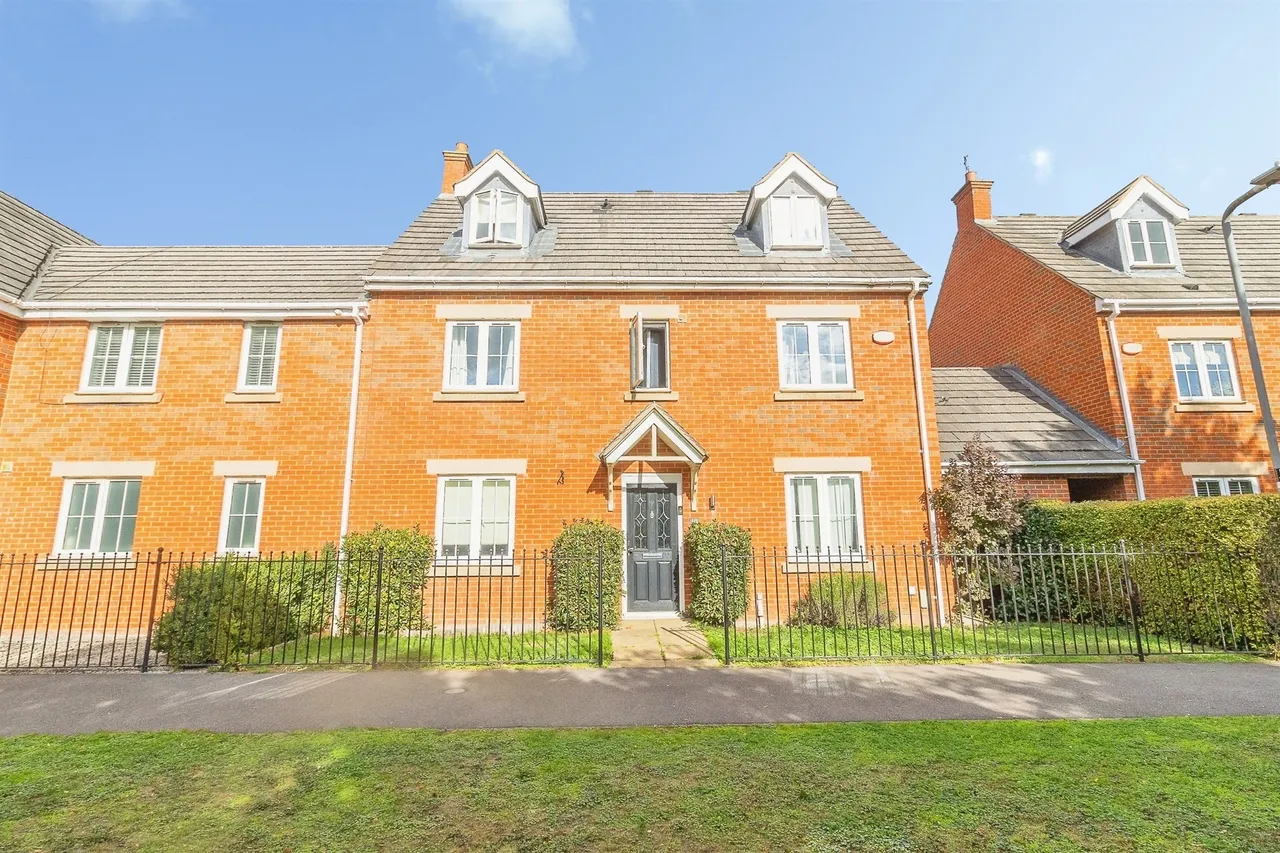 5 bed house for sale, Newport Road, Woburn Sands, MK17
