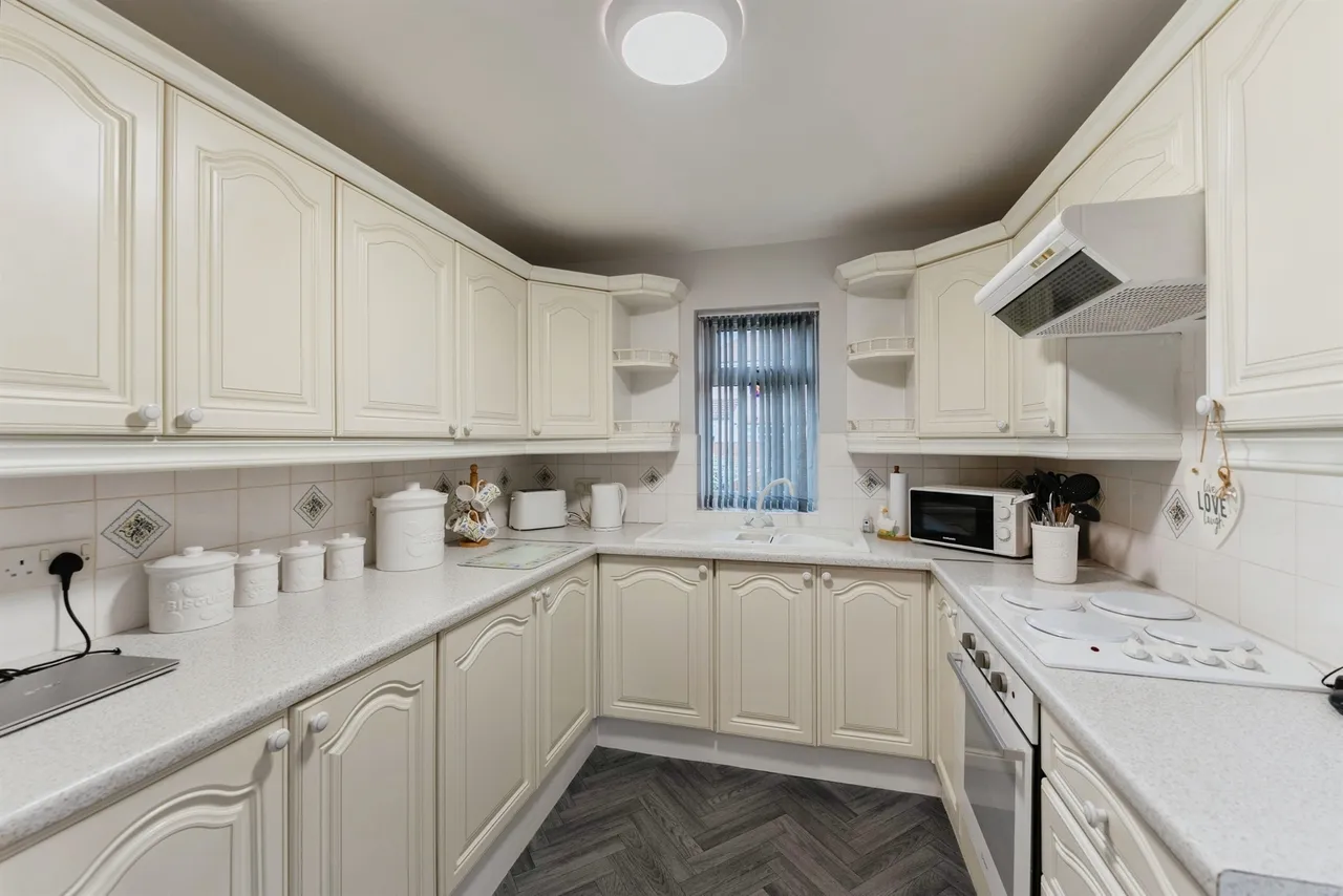 Lilac Grove, Whitby, CH66, photo 3