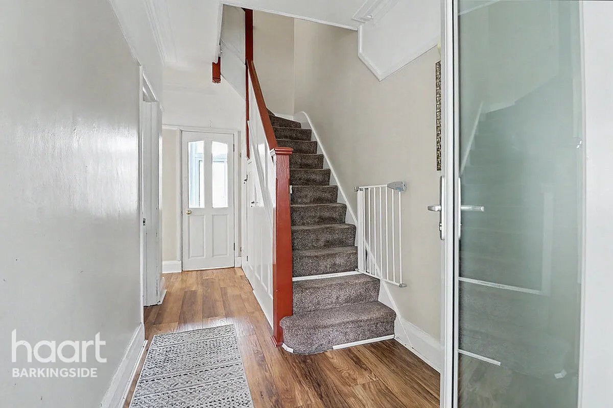 Aldborough Road North, Newbury Park, IG2, photo 2