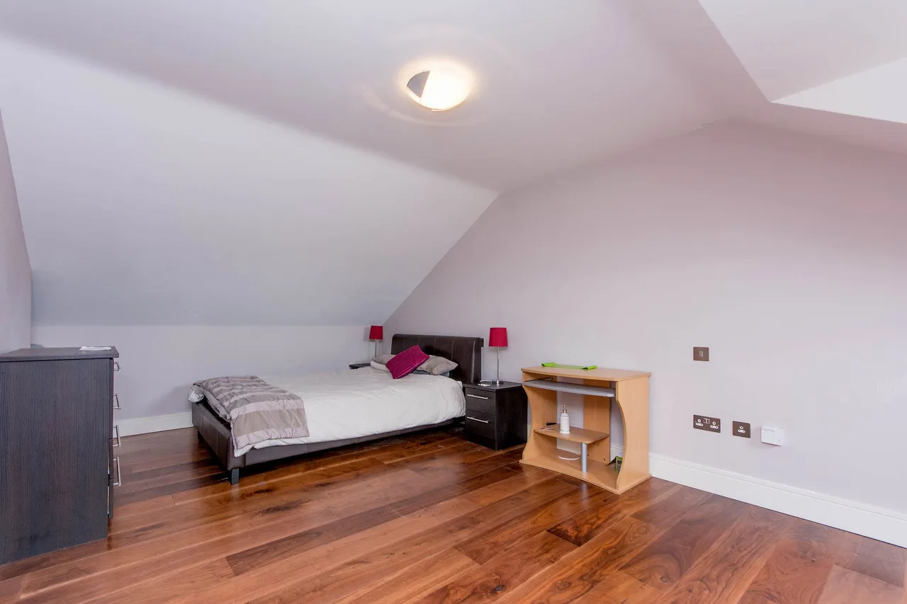 Flat E, 393 Chiswick High Road, London, photo 2