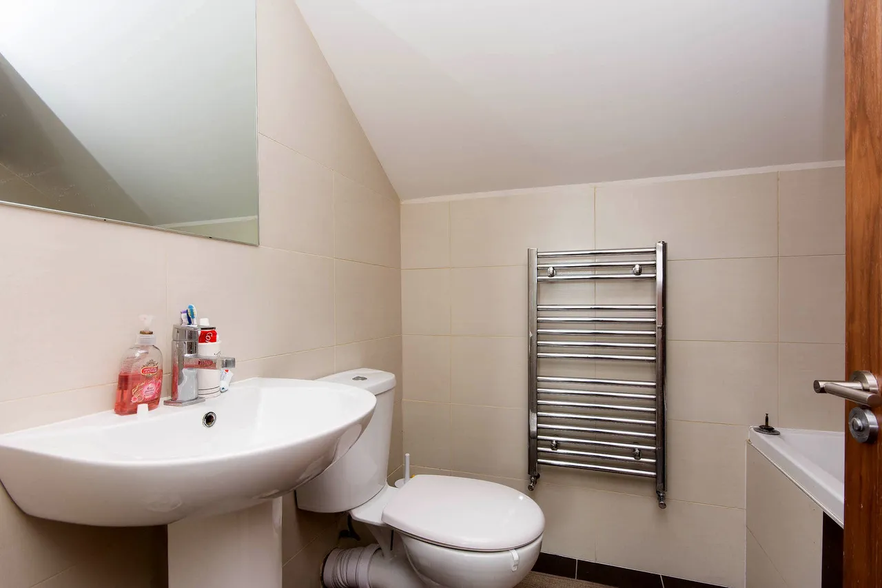 Flat E, 393 Chiswick High Road, London, photo 4