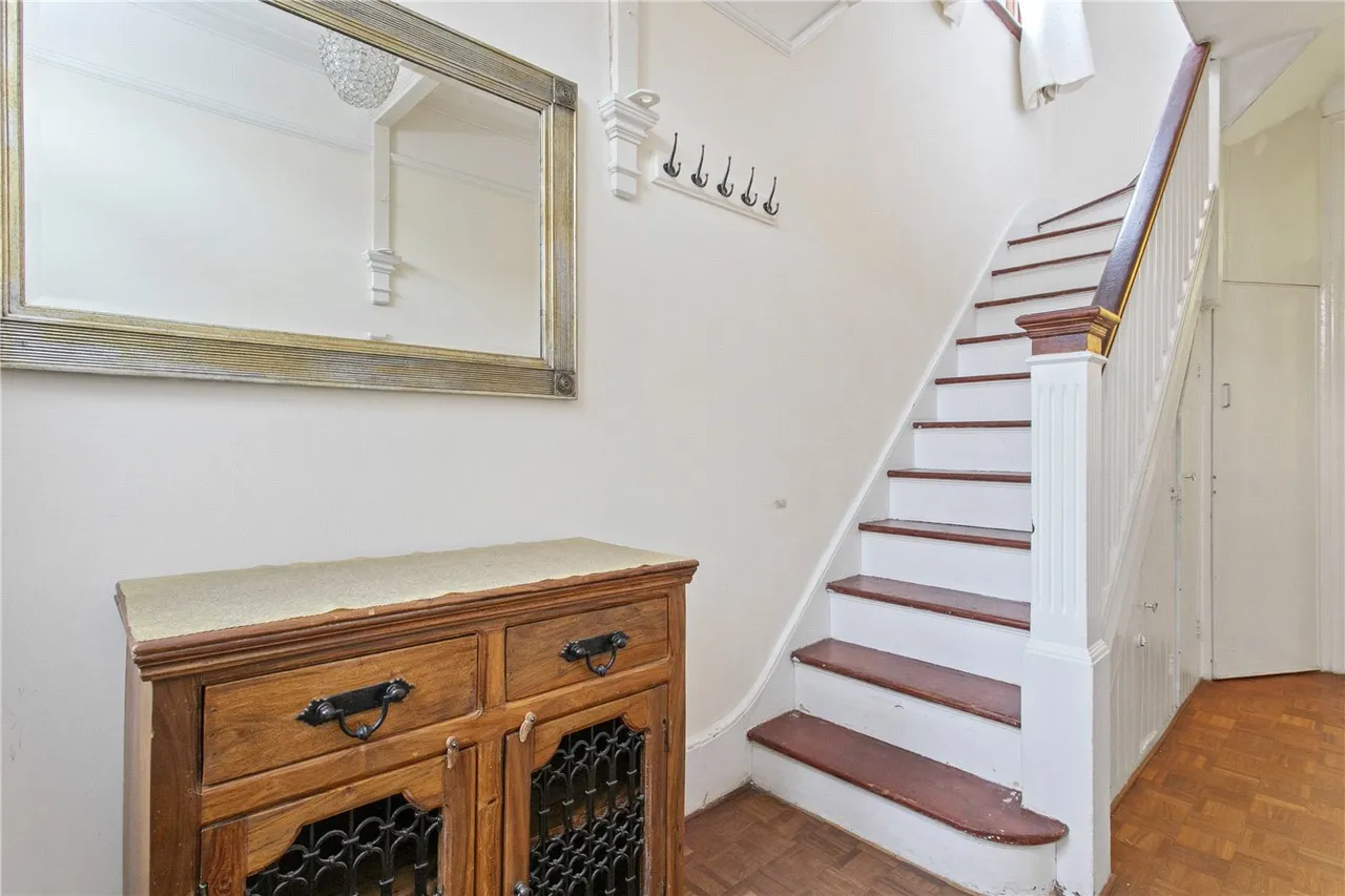 Riverway, London, N13, photo 3