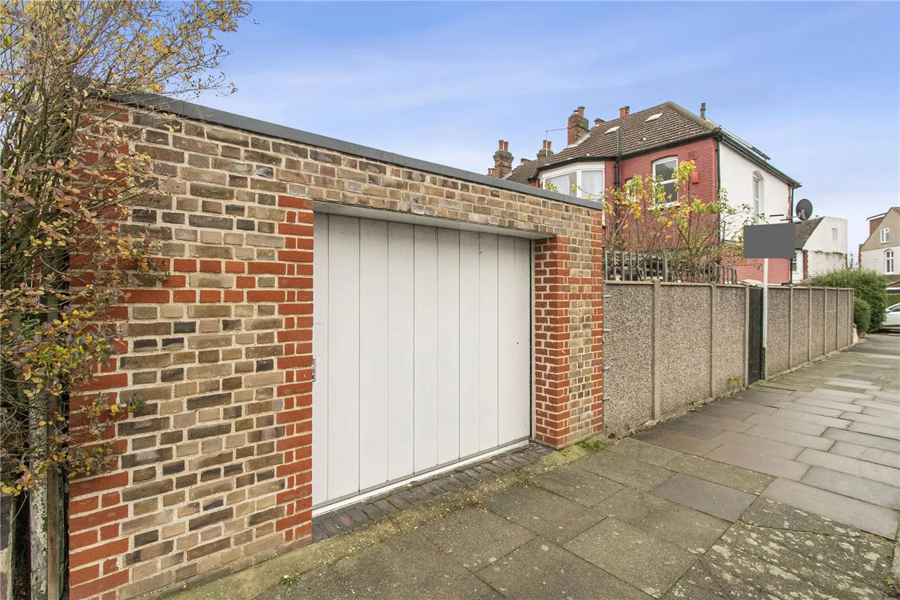 Riverway, London, N13, photo 18