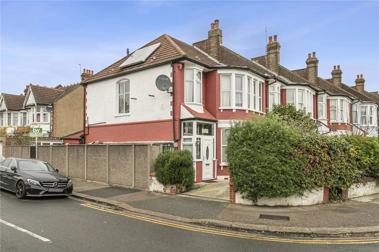 3 bed house for sale, Riverway, London, N13