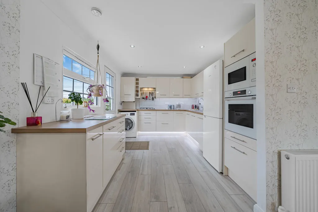 Avenue C Weybridge Park Estate, Addlestone KT15 2RB, photo 3