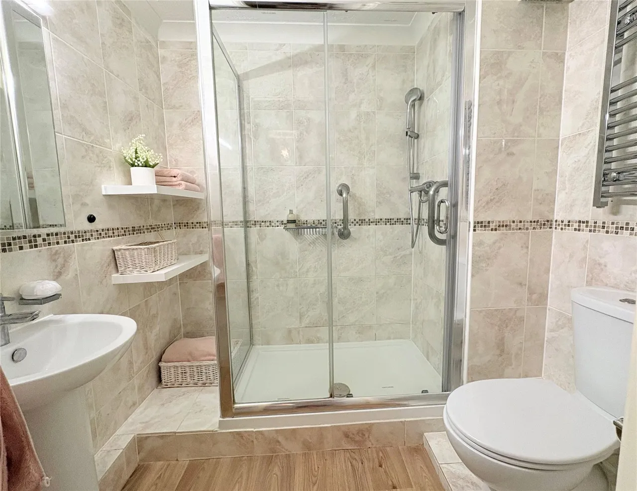 Manor Road North, Hinchley Wood, KT10, photo 13