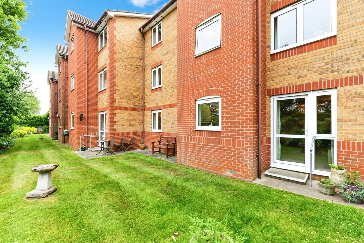 Manor Road North, Hinchley Wood, KT10, photo 12