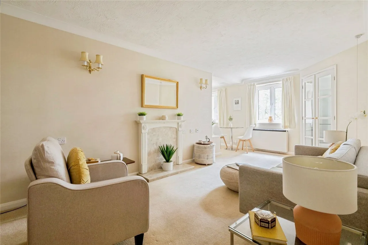 Manor Road North, Hinchley Wood, KT10, photo 14