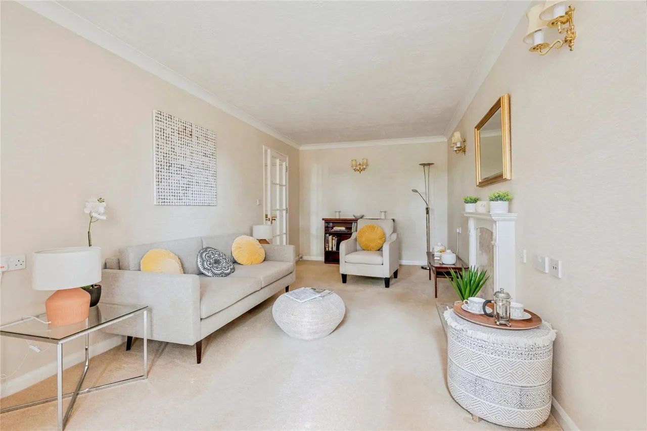 Manor Road North, Hinchley Wood, KT10, photo 9