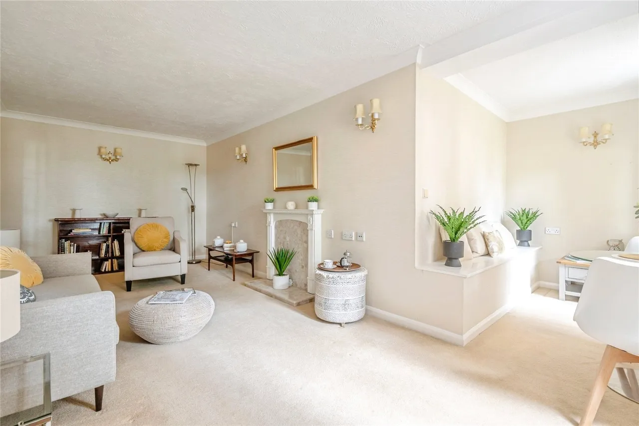 2 bed flat for sale, Manor Road North, Hinchley Wood, KT10