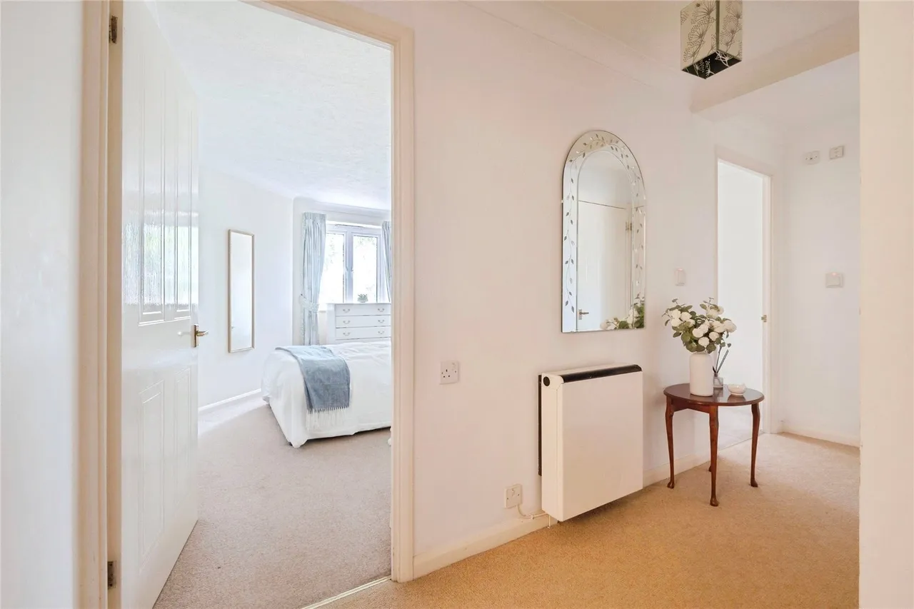Manor Road North, Hinchley Wood, KT10, photo 6