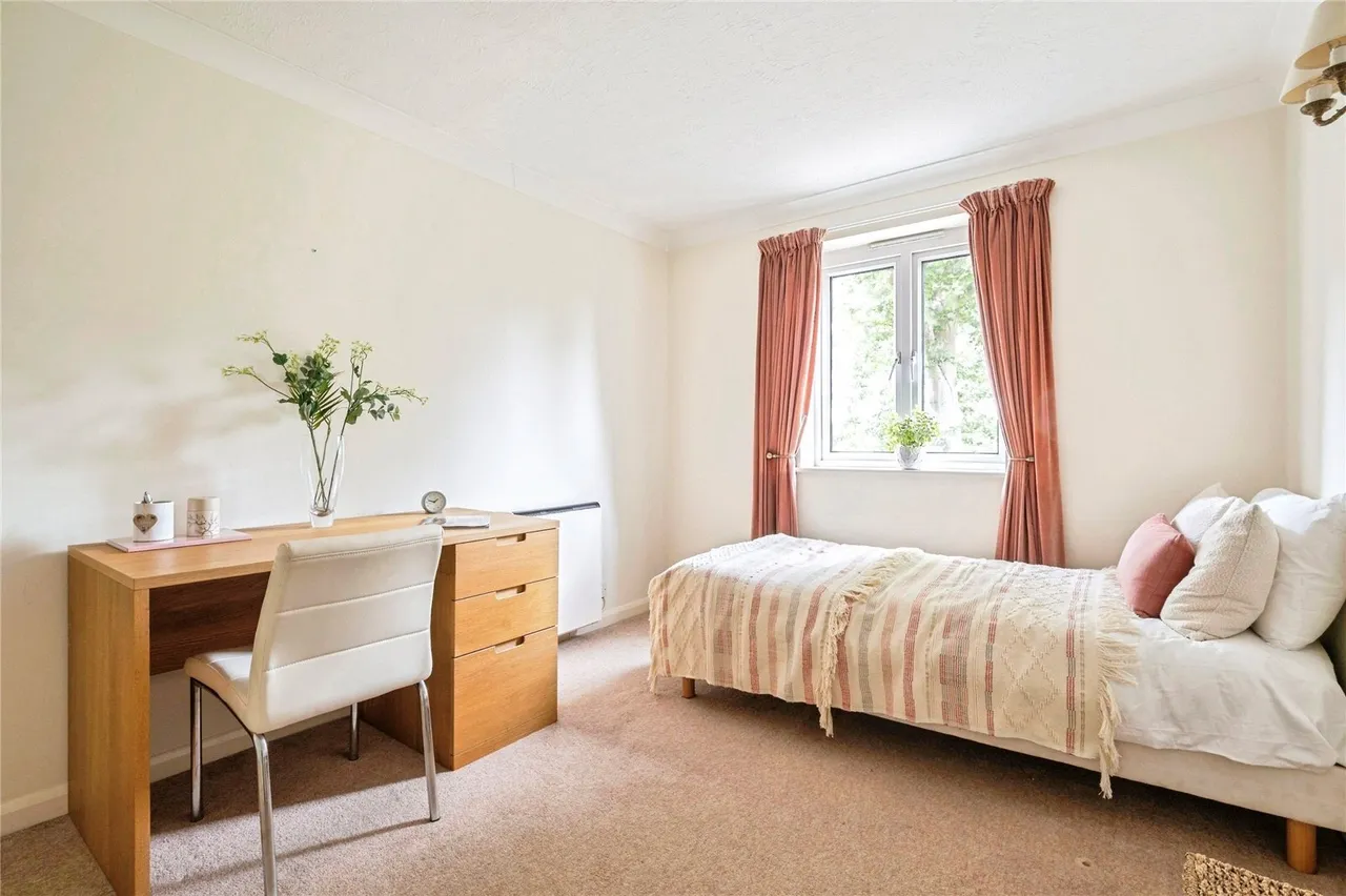 Manor Road North, Hinchley Wood, KT10, photo 11