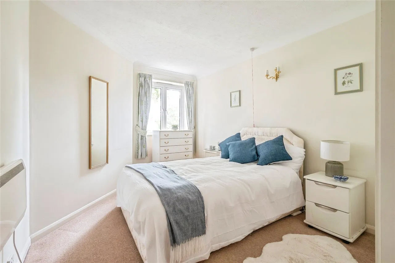 Manor Road North, Hinchley Wood, KT10, photo 10