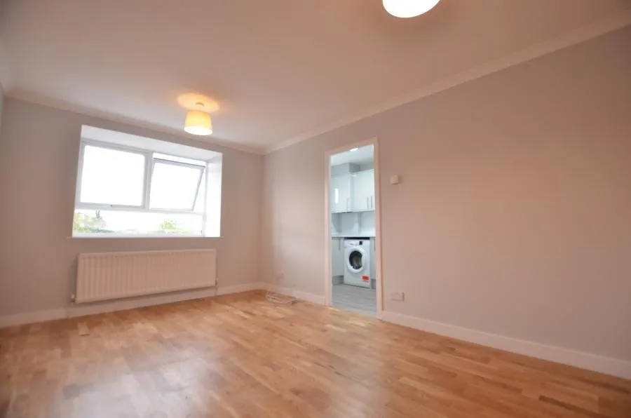 Alexandra Avenue, Camberley, GU15, photo 2