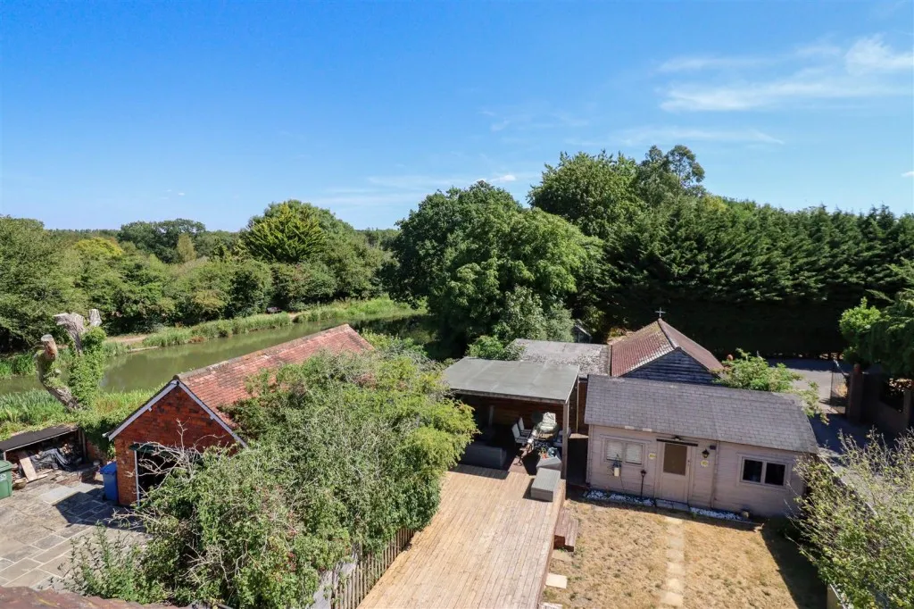 Crondall Lane, Crookham Village, photo 2