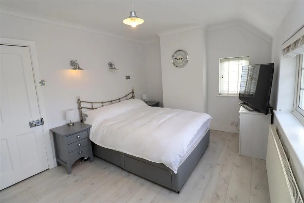 Crondall Lane, Crookham Village, photo 17