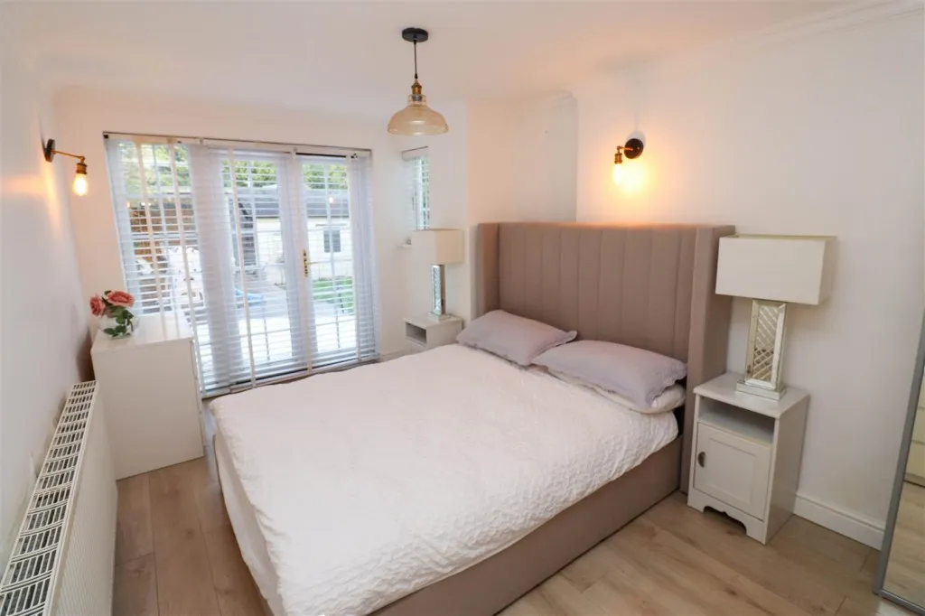 Crondall Lane, Crookham Village, photo 14