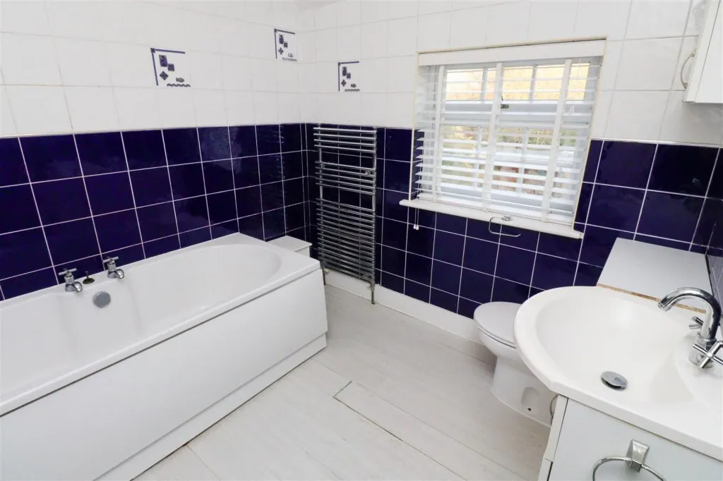 Crondall Lane, Crookham Village, photo 21
