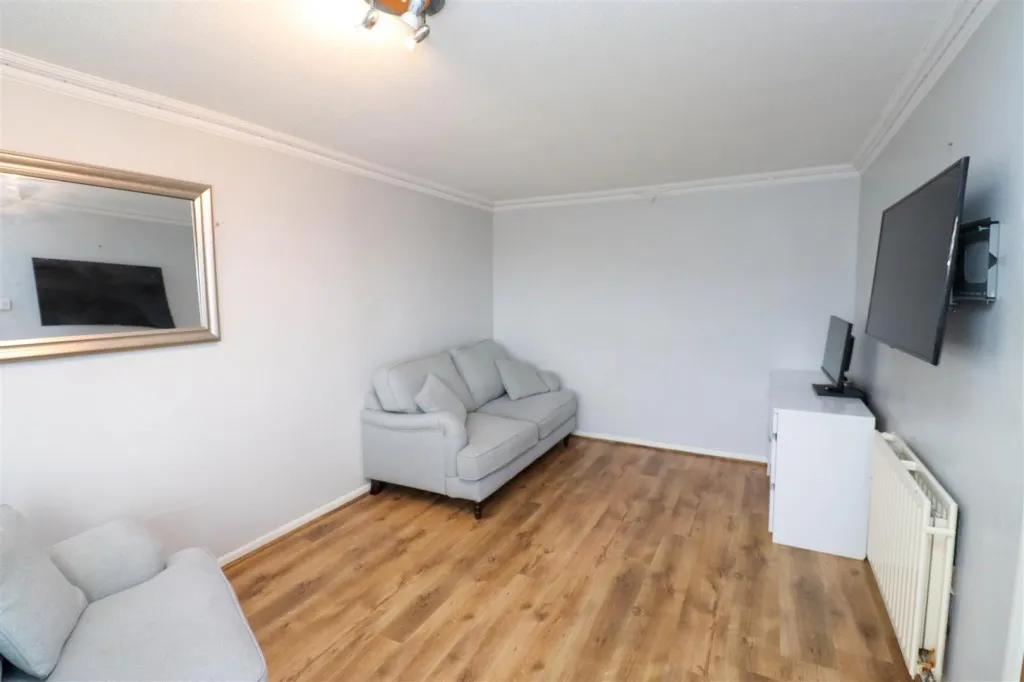 Crondall Lane, Crookham Village, photo 5