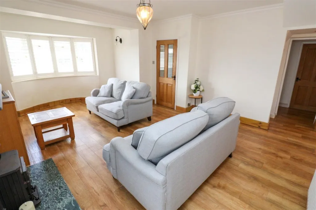 Crondall Lane, Crookham Village, photo 8