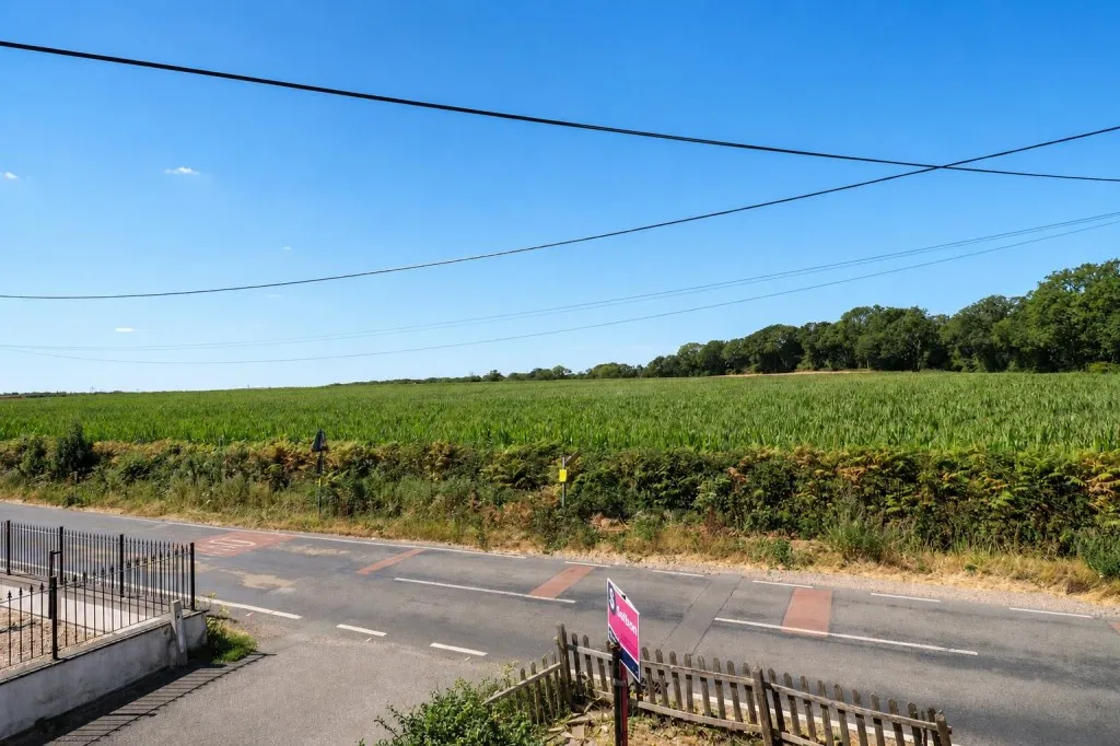 Crondall Lane, Crookham Village, photo 3