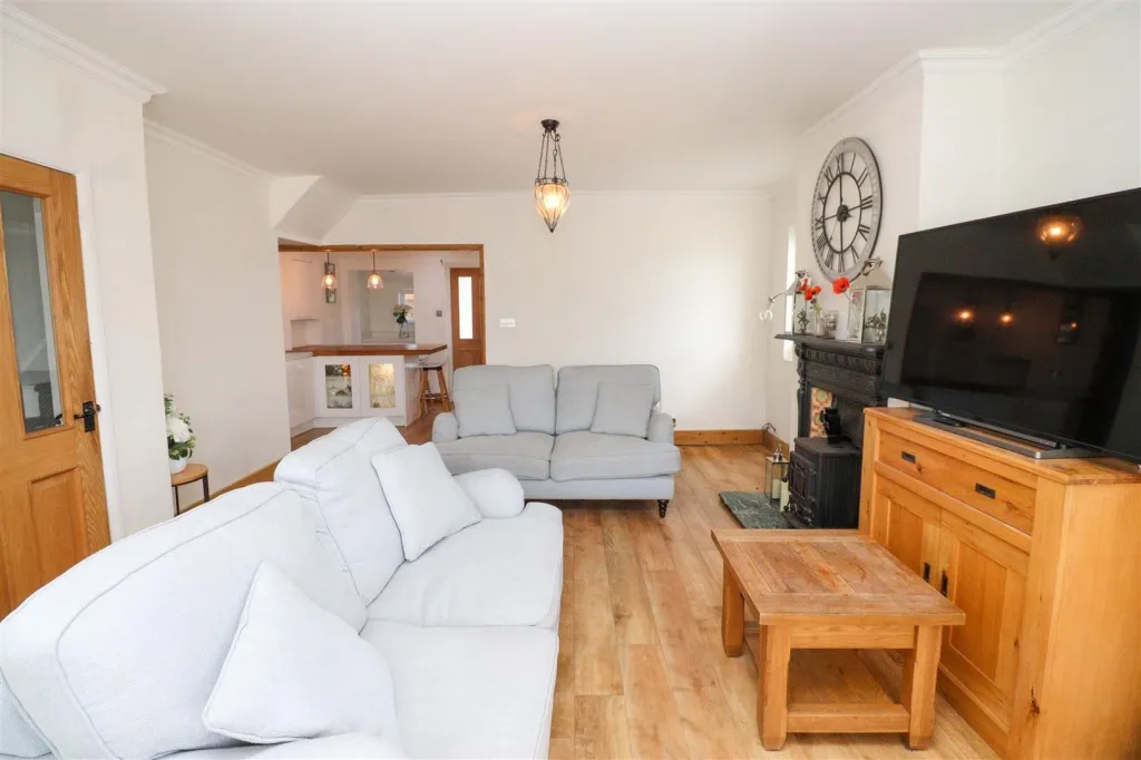 Crondall Lane, Crookham Village, photo 7