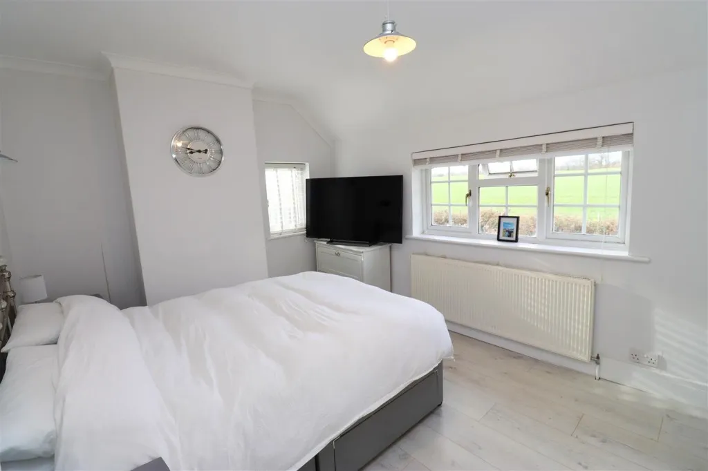 Crondall Lane, Crookham Village, photo 18