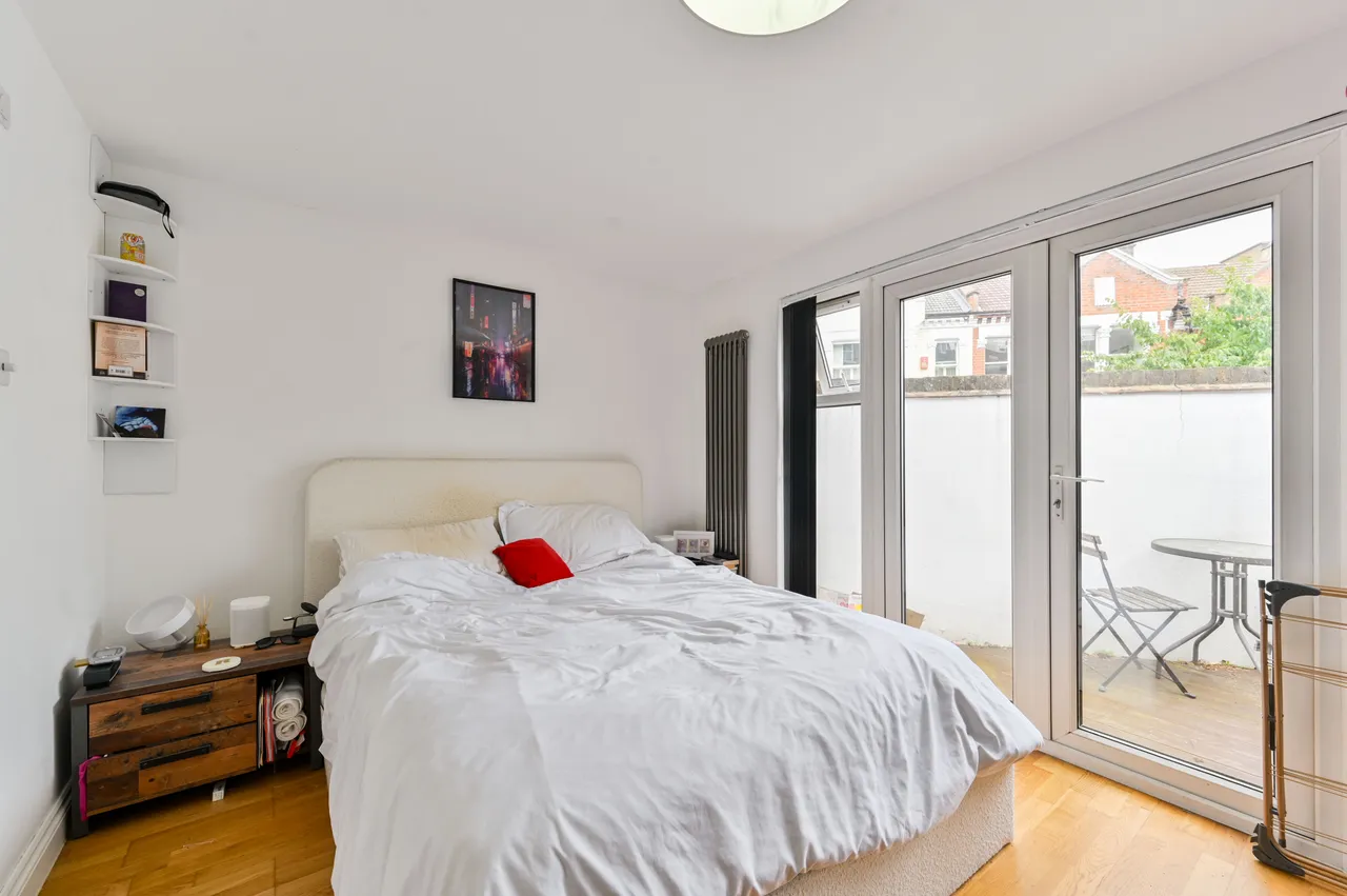 Flat 1, 4 Boutflower Road, London, photo 5