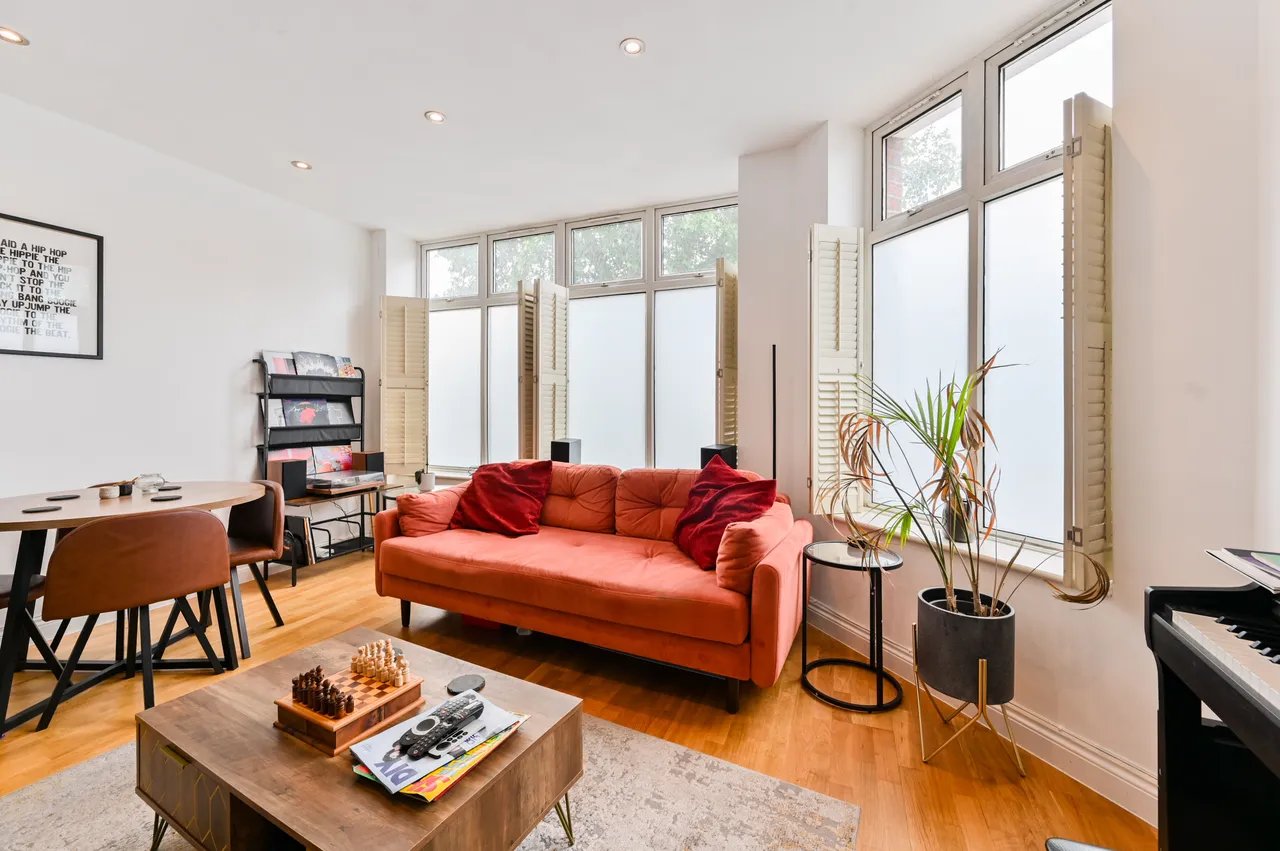 Flat 1, 4 Boutflower Road, London, photo 2