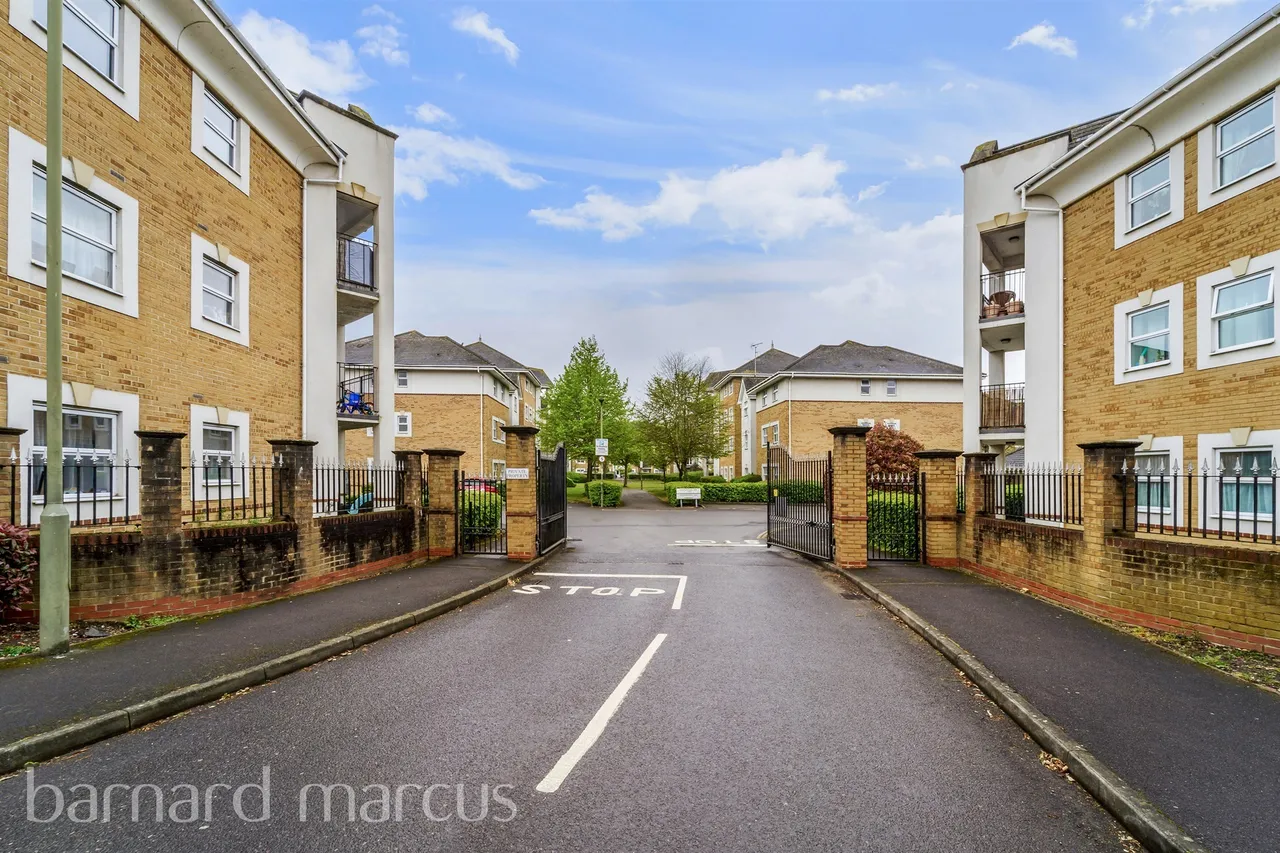 1 bed flat for sale — International Way, Sunbury-On-Thames