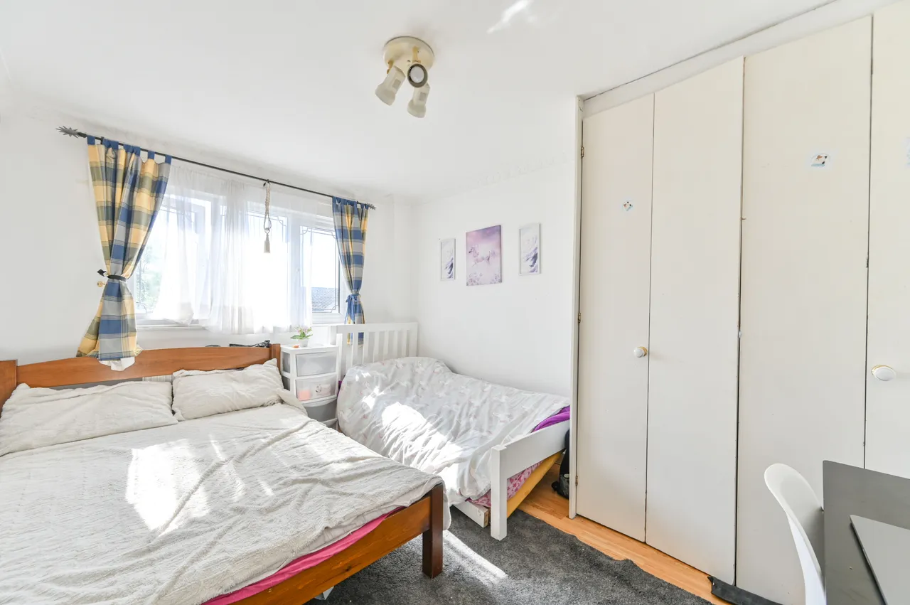 19 Mascotts Close, London, photo 4