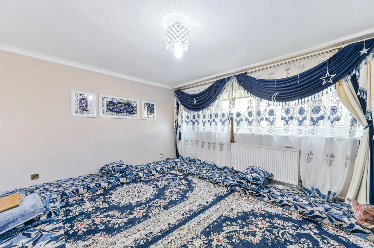 2 bed flat for sale — 19 Mascotts Close, London