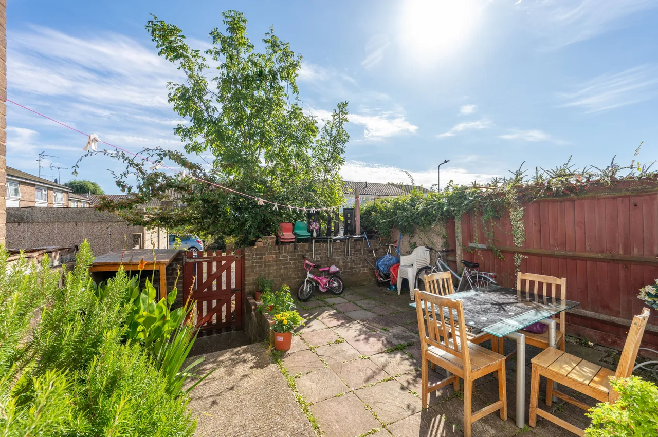 19 Mascotts Close, London, photo 8