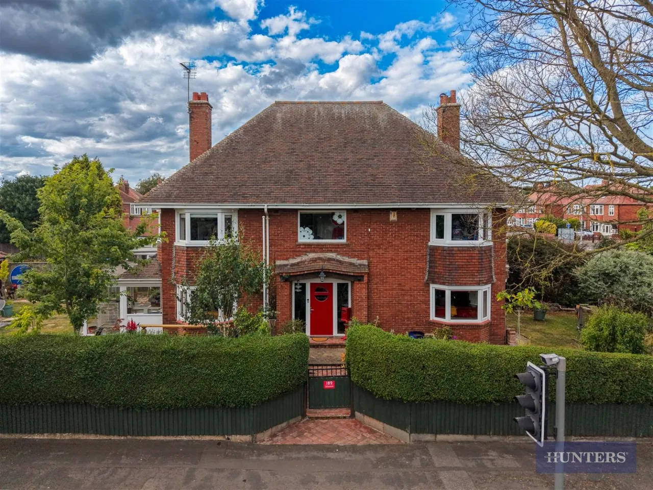 5 bed house for sale — Queensgate, Bridlington