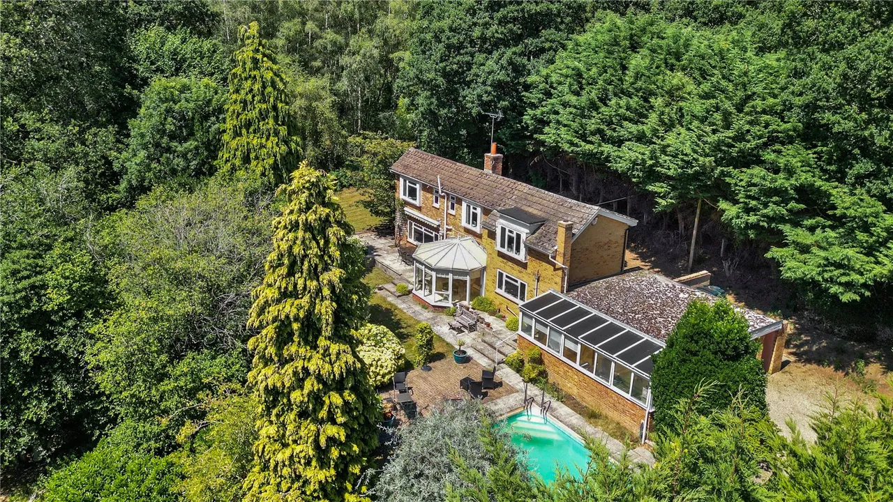 4 bed house for sale — Hazeley Bottom, Hartley Wintney, Hampshire, RG27 8LU