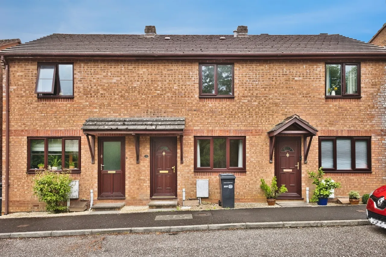 2 bed house for sale — Weavers Close, Crewkerne
