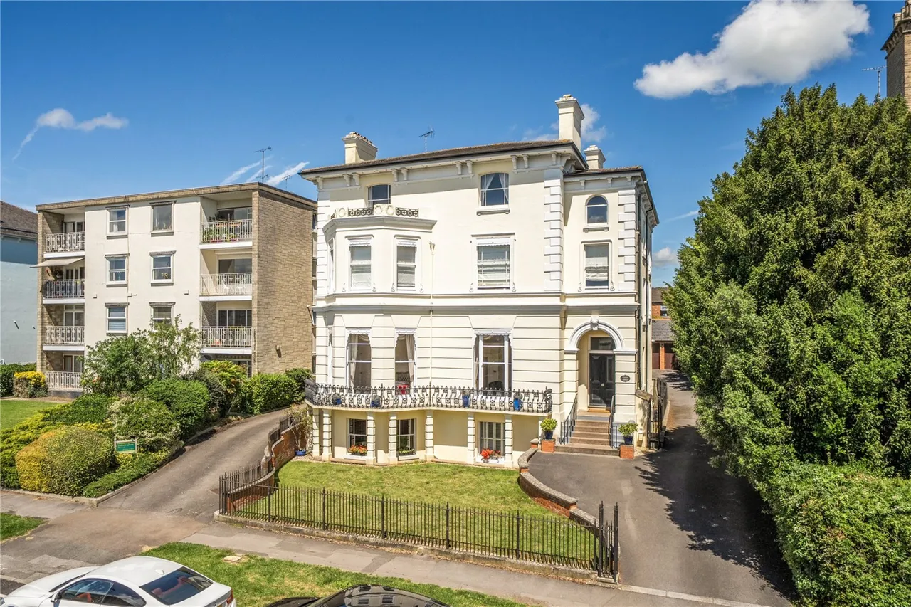 2 bed flat for sale, East Approach Drive, Cheltenham, GL52