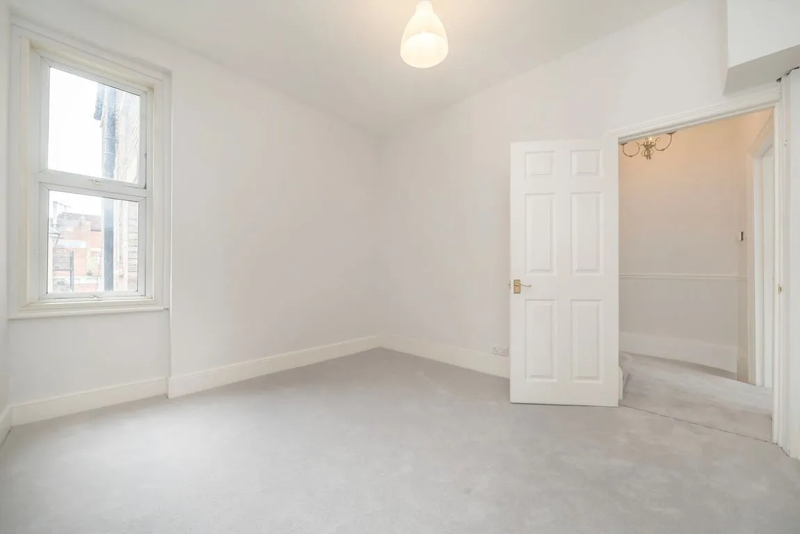 Chatsworth Gardens, W3, photo 6