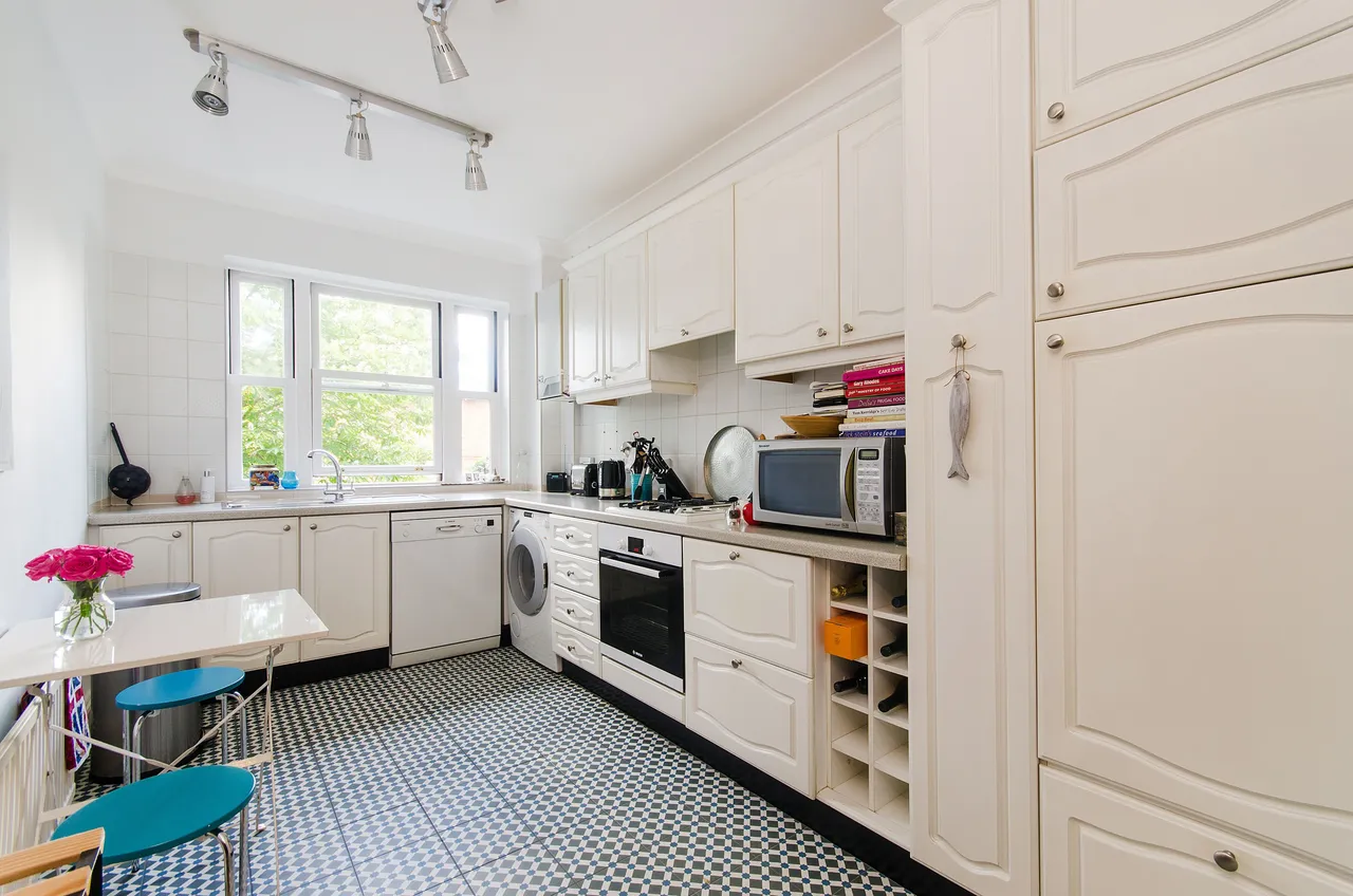 14 Glasfryn Court, Roxeth Hill, Harrow, photo 2