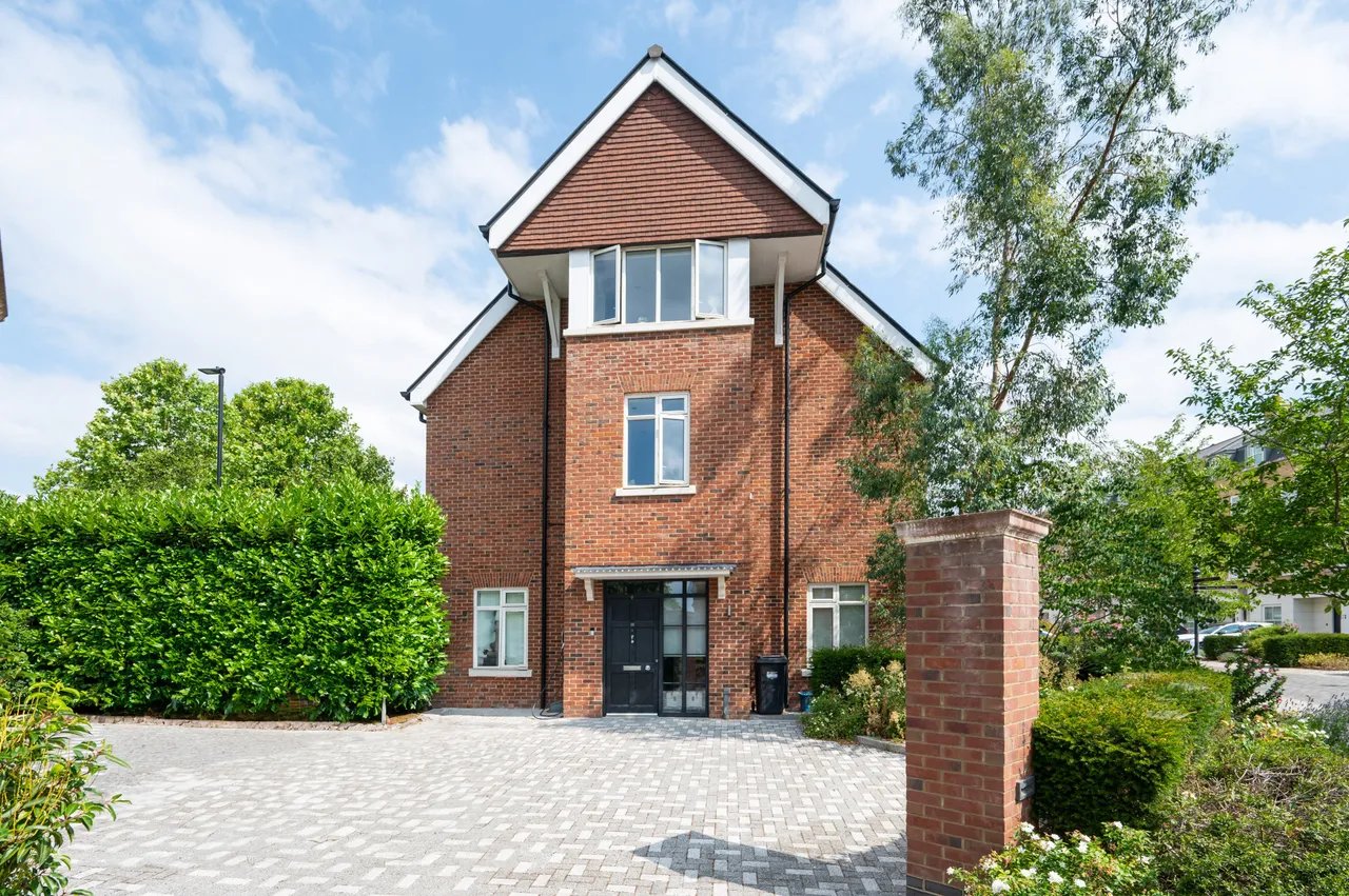 4 bed house for sale — 16 Egerton Drive, Isleworth