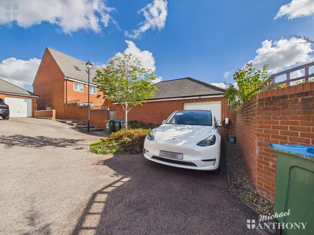 Ossulbury Lane, Aylesbury, HP19, photo 7