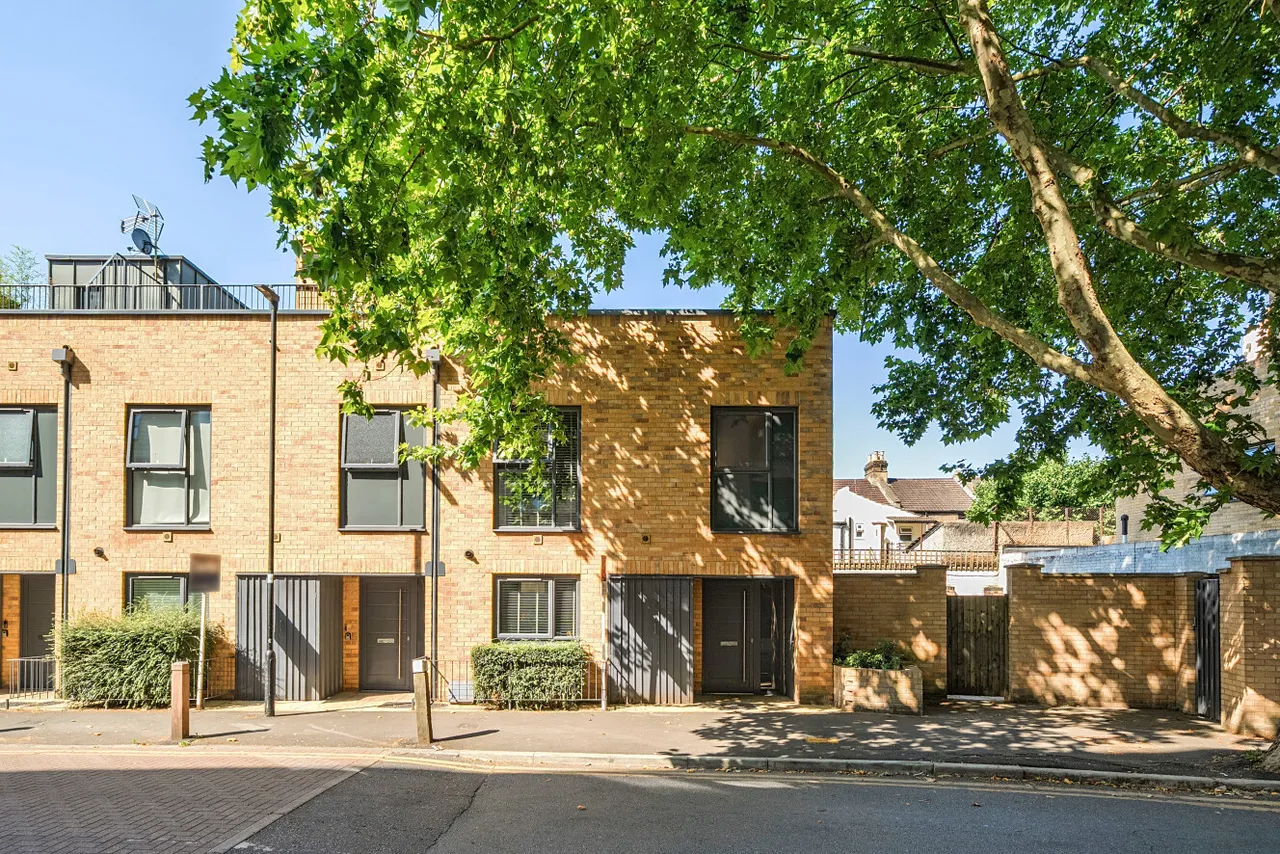 2 bed house for sale — Lingham Street, Stockwell, London, SW9