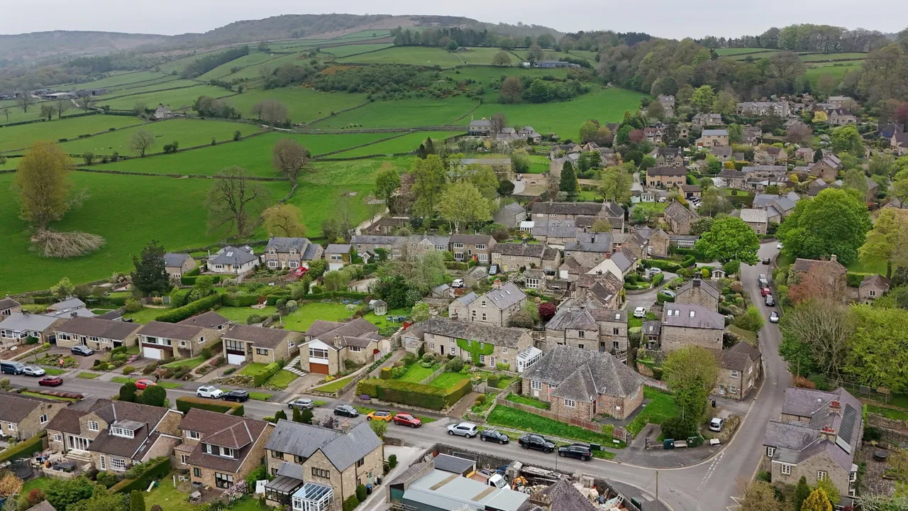 Over Road, Baslow, photo 16