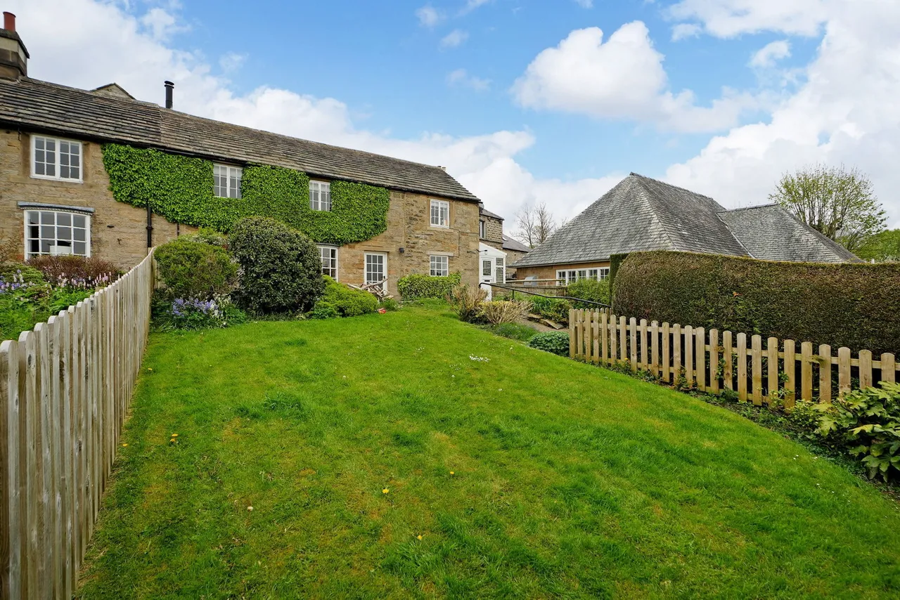 Over Road, Baslow, photo 14