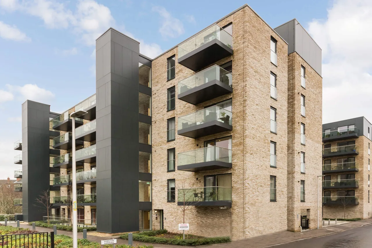 4 bed flat to rent — Hamilton Gardens, 'Botantics Development', WEST END