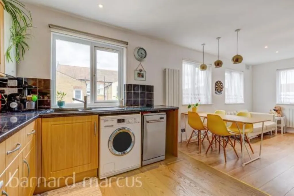 1 bed flat for sale — Fallsbrook Road, London